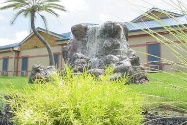هتل Wildwood Inn Tropical Dome & Theme Suites