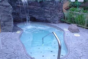 هتل Wildwood Inn Tropical Dome & Theme Suites