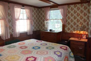 White Trellis Motel