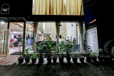 هتل Townhouse Oak Dreamland Suites