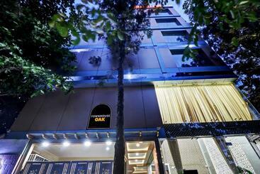 هتل Townhouse Oak Dreamland Suites