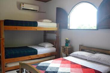 پانسیون Tia Chela Hostel