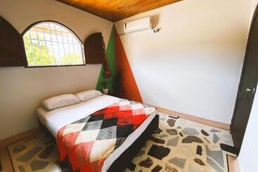 پانسیون Tia Chela Hostel