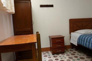 هاستل Hostal Roma