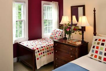 住宿加早餐  Woods Hole Passage Inn