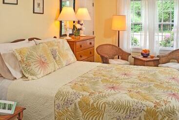 住宿加早餐  Woods Hole Passage Inn