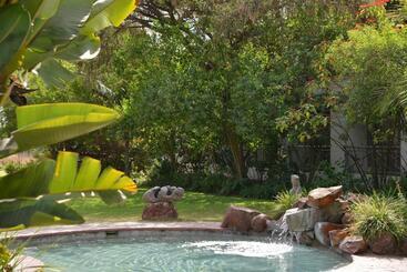 هتل Cresta Lodge Harare