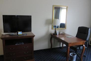 هتل Days Inn & Suites By Wyndham Omaha Ne