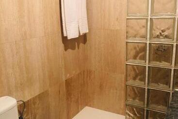 هتل Hostal Los Escudos
