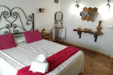 هتل Hostal Los Escudos