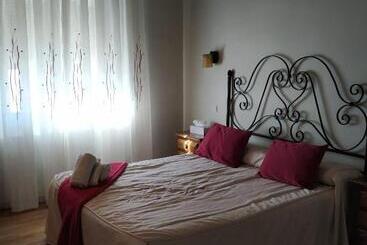 هتل Hostal Los Escudos