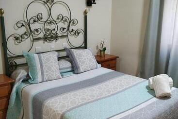 هتل Hostal Los Escudos