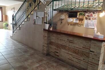 هتل Hostal Los Escudos