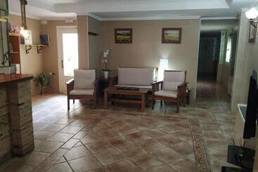 هتل Hostal Los Escudos