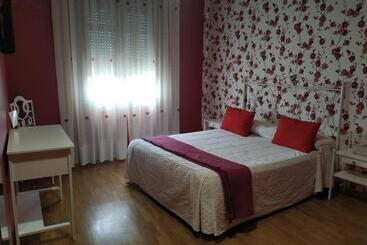 هتل Hostal Los Escudos