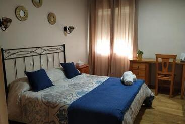 هتل Hostal Los Escudos