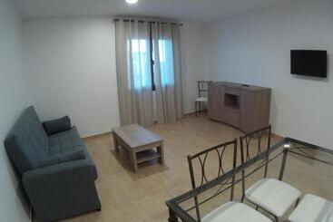 هتل Hostal Los Escudos