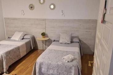 هتل Hostal Los Escudos
