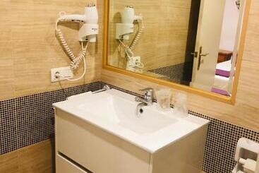 هتل Hostal Los Escudos