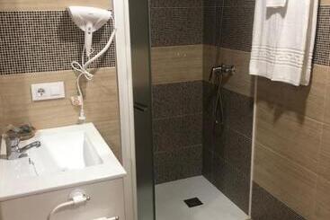 هتل Hostal Los Escudos