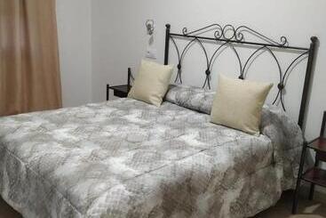هتل Hostal Los Escudos