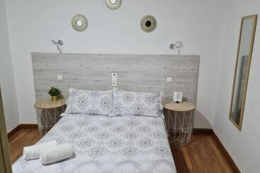 هتل Hostal Los Escudos