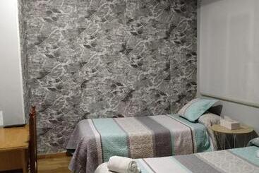 هتل Hostal Los Escudos