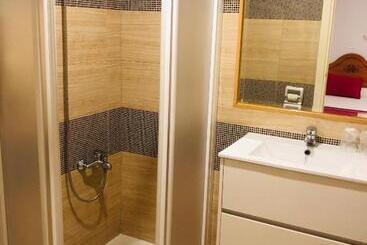 هتل Hostal Los Escudos