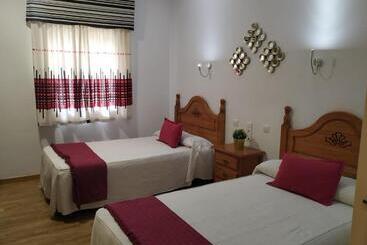 هتل Hostal Los Escudos