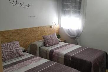 هتل Hostal Los Escudos