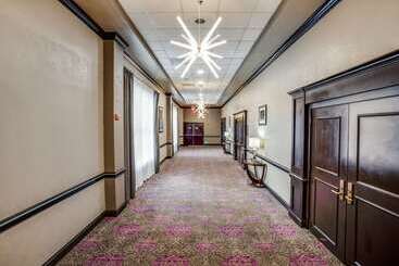 هتل Iban Dallas Park Central , Trademark By Wyndham