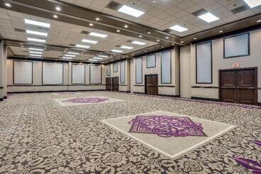 هتل Iban Dallas Park Central , Trademark By Wyndham