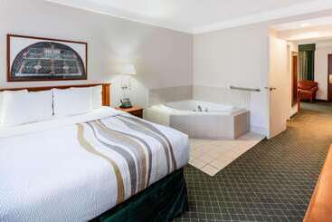 هتل La Quinta By Wyndham Madison American Center