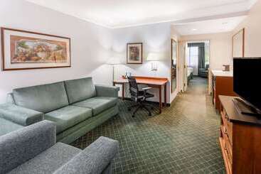 هتل La Quinta By Wyndham Madison American Center