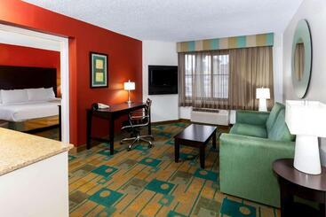 هتل La Quinta By Wyndham Milwaukee Bayshore Area