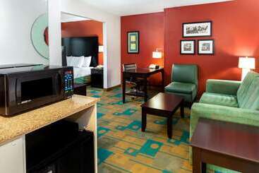 هتل La Quinta By Wyndham Milwaukee Bayshore Area
