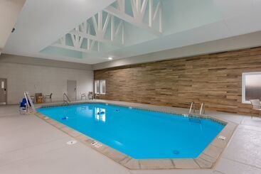 هتل Orangewood Inn & Suites Kansas City Airport