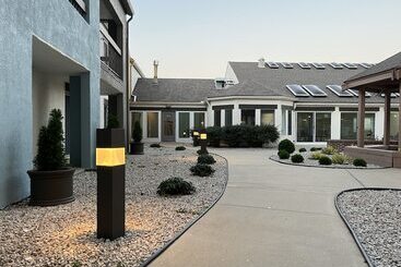 هتل Orangewood Inn & Suites Kansas City Airport