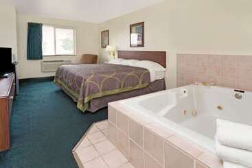 هتل Super 8 By Wyndham Windsor