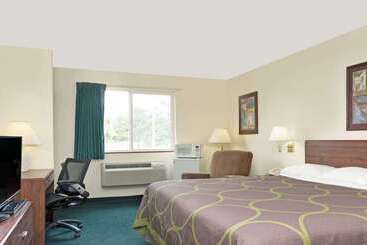 هتل Super 8 By Wyndham Windsor