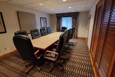 هتل Independent Sphc Cross Creek Inn & Suites
