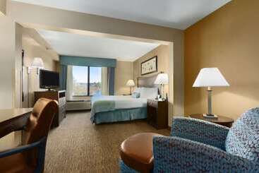 هتل Independent Sphc Cross Creek Inn & Suites