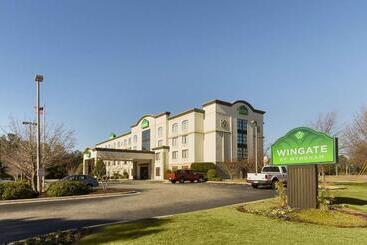 هتل Independent Sphc Cross Creek Inn & Suites