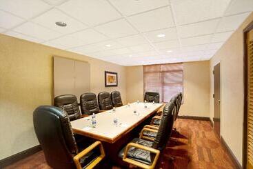 هتل Wingate By Wyndham Raleigh Durham / Airport