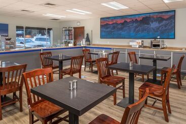هتل Wood River Inn & Suite