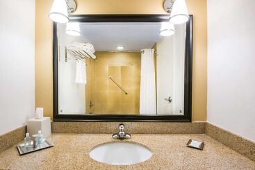 هتل Wyndham Garden Inn Pittsburgh Airport