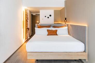Moxy Barcelona - Barcelona