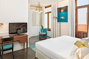 Boutique Hotel H10 Villa de La Reina