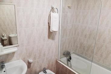 هتل Hostal Los Hermanos