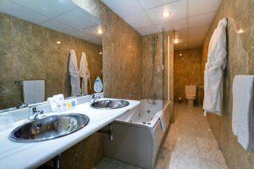 هتل Oca Villa De Aviles
